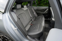 全長が5m超、ホイールベースがほぼ3mもあるので後席は広い。エンジン車と基本骨格を共有するため、立派なセンタートンネルが通っている。