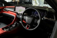 内装色は赤（写真）と黒、茶が用意される。ステアリングホイールにはディンプルレザーが巻かれる。