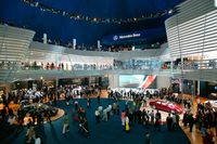 メルセデスは2003年のフランクフルトモーターショーに「ビジョンCLS」を出展。来場者の反応を見て、初代「CLS」の市場投入にGOを出したという。