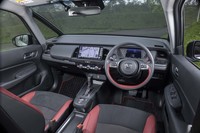 上質感とスポーティーさを高めた専用インテリアを採用。試乗車の「ブラック×ボルドー」のほか、「ブラック」一色の仕立ても選べる。