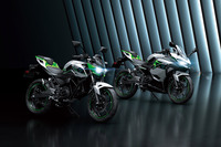 ネイキッドタイプ（写真向かって左）とフルカウルタイプ（同右）の、2台の電動バイク。後者については、もちろん「Ninja（ニンジャ）」と呼ばれている。カワサキが提案する電動のファン・トゥ・ライドがどのようなものか、今から楽しみだ。