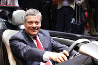 コンセプトカー「セルジオ」のステアリングを握るパオロ氏。