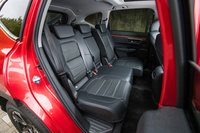 ガソリン車に設定される3列7人乗り仕様の2列目シートには、6：4分割式の左右独立スライド調整機構が備わる。