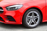 18インチの「AMG 5ツインスポーク」アルミホイール（写真）は、「AMGライン」に含まれるオプション。試乗車には前後225/45R18サイズの「ハンコック・ヴェンタスS1 evo2」タイヤが装着されていた。