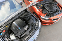 写真は、ボンネットを開けたBMWの「M2」と「M240i」。MモデルのほかにもM240iや「M140i」、「M760i」といったMパフォーマンスモデルの性能計測も実施。限定車「M4 CS」の試乗と計測も行った。（photo：荒川正幸）