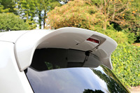 「マーチNISMO S」には、フロントアンダースポイラーやルーフスポイラー（写真）などの空力パーツも用意されている。