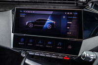 「GT」グレードでは、10インチのタッチスクリーンとデジタルショートカット機能をもつ「i-Toggle（iトグル）」がセットで採用される。より直感的でシームレスなスマホ感覚の操作がうたわれている。