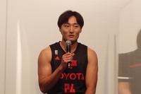 アルバルク東京の田中大貴選手（写真）にとって、当然ながら「TOKYO A-ARENA」（仮称）は待望の施設。「アルバルクには歴史があり、新アリーナでも活躍する日本一のチームにしたい。次世代の子どもたちに可能性（を信じることの大切さ）を伝えていきたいです」などとコメントした。