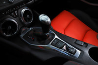 本国仕様には6段MTの設定もあるものの、日本仕様のトランスミッションはトルコン式の8段ATのみ。ステアリングにはシフトパドルが標準装備される。