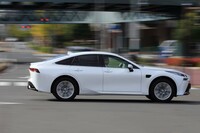 容量141リッターのタンクに5.6kgの水素を搭載可能。WLTCモードの燃費値は135km/kgと公表されている。