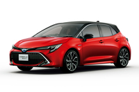 新たにツートンカラーが設定された「カローラ スポーツ」。「エモーショナルレッドII」（写真）のほか、「ホワイトパール」や「シアンメタリック」のボディーカラーに、「アティチュードブラックマイカ」のルーフが組み合わされる。