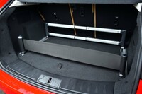 荷室をフレキシブルに仕切ることで荷物を安定させられるバーやベルトも用意される。