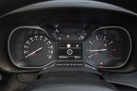 メーターパネルは中央にカラーマルチインフォメーションディスプレイを挟んだ2眼式。エンジン回転計のレッドゾーンは5500rpmから。