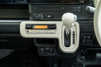 空調には全車フルオートエアコンを装備。冬季における後席の快適性に配慮して、リアヒーターダクトも備えられている。