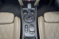 旧型では6段だったオートマチックトランスミッションは、新型では8段に進化した。