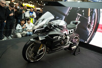 中国ブランドのCF MOTOは、スーパースポーツ「V4 SR-RRプロトタイプ」を発表。前回の「EICMA 2024」でコンセプトが発表された、排気量1000ccの挟角90°V型4気筒エンジンを搭載したモデルだ。このエンジンは、最高出力212PS（156kW）/1万4500rpm、最大トルク114N・m/1万2500rpmを発生。単体の重量は61.5kgで、逆回転クランクを採用している。特徴的なのは「アクティブエアロダイナミックウイング」。速度やコーナリングの状態に合わせて、フロントカウルに備わるウイングの角度が自動で変化する。