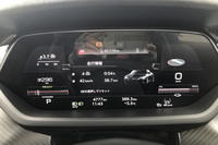 「RS e-tron GT」に搭載される12.3インチカラーの液晶フルデジタルディスプレイ。試乗時の電費は4km/kWh、バッテリー残量が約4分の3で航続可能距離が296kmと表示されている。