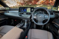 ウオールナットのオーナメントパネルが新規採用されている。カラーリングは「墨ブラック」（試乗車）と「ダークブラウン」の2種類。