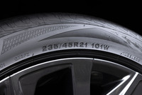 発売以降も順次サイズ設定を拡大してきた「REGNO GR-XIII」シリーズ。2026年2月には、235/60R18（GR-XIII TYPE-RV）、245/45R20、225/45R21、235/45R21の4サイズが追加され、「トヨタ・クラウン」シリーズなどにも装着が可能となった。