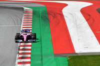 メルセデスの前年型マシンとルックスが酷似していることから“ピンクメルセデス”とやゆされる今年のレーシングポイント「RP20」。いざ走りだすとライバルが驚くほど安定して速く、2回目のフリー走行ではメルセデスに次ぐ3番手につけたほど。予選でも2台そろってQ3に進出し、セルジオ・ペレス（写真）6位、ランス・ストロールは9位につけた。ペレスは3位までポジションを上げたものの、ピットレーンのスピード違反による5秒加算ペナルティーで結果6位。ストロールは、縁石に乗り上げた衝撃によるセンサー異常とみられるトラブルでリタイア。（Photo=Racing Point）