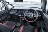 内装は「ボルドーレッド」とブラックできれいにコーディネートされていたが、市販バージョンが同じようになるかはまだ分からないそうだ。