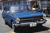 凝ったつくりのフロントグリルなどが高級感を漂わせる1967年「日産グロリア バン デラックス」。2リッター直6 SOHCエンジンを積むが、「スタンダード」は2リッターの直4 OHVエンジンを搭載。