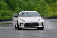 2023年秋に続いてマイナーチェンジを受けた「トヨタGR86」。今回は最上級グレード「RZ」の6段MTモデルを試す。