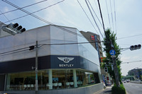 東京都世田谷区にオープンする「ベントレー東京 世田谷ショールーム」。写真左側が目黒通り。