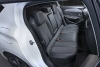 「308」は先代モデルよりも後席レッグルームが30mm拡大しているが、後席の居住性では「ゴルフ」に譲る。前席の主張が強いことが写真からも分かる。