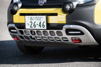 フロントバンパー下部には直径10cm大の穴がたくさん開いたスキッドガード風パーツを装備する。