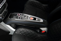 フローティング式のセンターコンソール。上面にはエンジンの始動ボタンやシフトセレクター、窓の開閉スイッチなどが並ぶ。