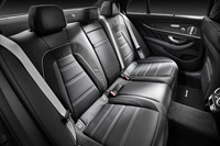 スポーティーなデザインのリアシート。フロントと同様に座面にはクリスタルグレーのパイピングが施されている。