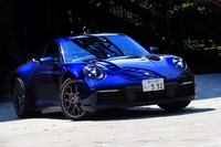 ホイールベース長は先代の991型と変わらないが全長は20mm延ばされ、ボディーのフラッシュサーフェイス化も進んだ。こうした変化はあるものの、代を重ねても「911」に見えるフォルムや存在感から、常緑樹になぞらえ同車は“エバーグリーン”とも称されている。