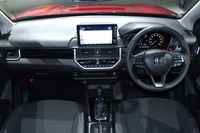 スイッチ類を中央に集約することで操作や運転のしやすさを目指したというコックピット。豊富な収納スペースも用意されている。