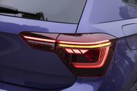 従来はボディー側だけに収まっていたリアコンビランプはテールゲート側にも拡大。ウインカーは流れるタイプになった。