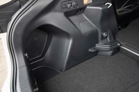 デッキボードを下段に合わせると9.5インチのゴルフバッグが2つ収納できる。荷室の壁面がえぐられており、ここにゴルフバッグの先端を差し込む仕掛け。