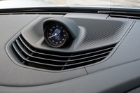 試乗車には動力性能に関するオプションとして、「パフォーマンスバッテリー プラス」のほか、クロノグラフやパフォーマンス志向の走行モード「スポーツプラス」などをセットにした「スポーツクロノパッケージ」が装備されていた。