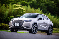 2022年5月に導入された「DS 3クロスバック」のディーゼルエンジン搭載モデル。日本では豪華・快適装備を満載したトップグレード「オペラBlueHDi」のみの導入となる。車両本体価格は489万7000円。