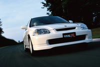 1997年8月に登場した初代「シビック タイプR」。パフォーマンスの高さに加え、200万円を切る価格も話題を集めた。