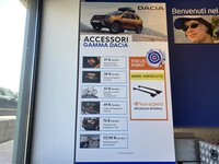 ダチアのおすすめアクセサリーを示したPOP看板。安い順に上から並べられていて、かつ大半が100ユーロ以下である。気軽に買い足したくさせるところがミソだ。