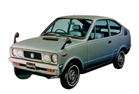 「三菱ミニカ スキッパーIV」。4ストロークエンジンへの換装とともにボディーカラーも以前のイエローやオレンジを含む全7色からこのシルバーメタリックやホワイトなど4色に減らされ、“こしゃく”な雰囲気は影を潜めた。