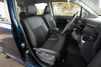 「RS“ハイパーSA III”」に装備される、シルバーステッチの入った合成皮革とファブリックのコンビシート。今回のマイナーチェンジでは、シート表皮も変更されている。