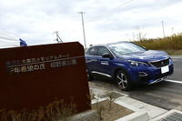 スタート地点の千年希望の丘・相野釜公園は、東日本大震災の津波で被災した集落の跡地に造成された大規模な公園。ガレキを埋めて盛り上げた人工の丘が点在する。