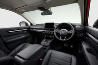 タイで生産される「CR-V」にはメーカーオプションの設定がなく、BOSEのプレミアムサウンドシステムなども標準で備わる（グレードによる装備差はある）。内装色は黒のみだが、素材の質感はなかなか高い。