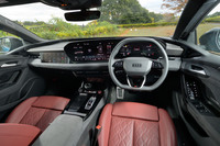 天井やピラーのライニングまで黒で統一されたインテリア。2枚の巨大なディスプレイや、ドアコンソールまでパネル化された操作インターフェイスなどは、最新のアウディではおなじみのものだ。