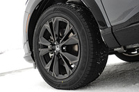 足元の仕様は19インチアルミホイールと235/55R19サイズのタイヤの組み合わせ。中空構造のレゾネーターを備えたノイズリデューシングアルミホイールが装備される。雪上・氷上での試乗なので、試乗車にはブリヂストンのスタッドレスタイヤが装着されていた。