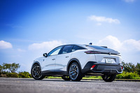 マイルドハイブリッド車の「408 GTハイブリッド」は、写真の「オケナイトホワイト」のほか、「オブセッションブルー」「エリクサーレッド」「ペルラネラブラック」の全4色から外板色を選択できる。