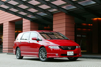 【スペック】アブソルート（5AT）：全長×全幅×全高＝4765×1800×1550mm／ホイールベース＝2830mm／駆動方式＝FF／車重＝1710kg／2.4リッター直4DOHC16バルブ（200ps／6800rpm、23.7kgm／4500rpm）／車両本体価格＝260.0万円（テスト車＝340.0万円／AFS＝5.0万円／リアカメラ付き音声認識Honda・HDDナビゲーションシステム＋プログレッシブコマンダー＝34.0万円／プレミアムサウンドシステム「アキュリーフ」＝14.0万円／レカロ社製バケットシート＝13.0万円）