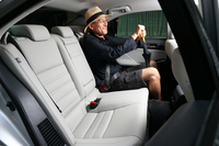 リアシートに腰掛けてみる。前後の座席間距離は、先代比で40mm拡大されている。
    