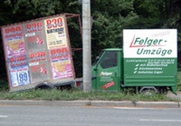 クラブのイベント広告（左）と引越し屋の広告が並ぶ。